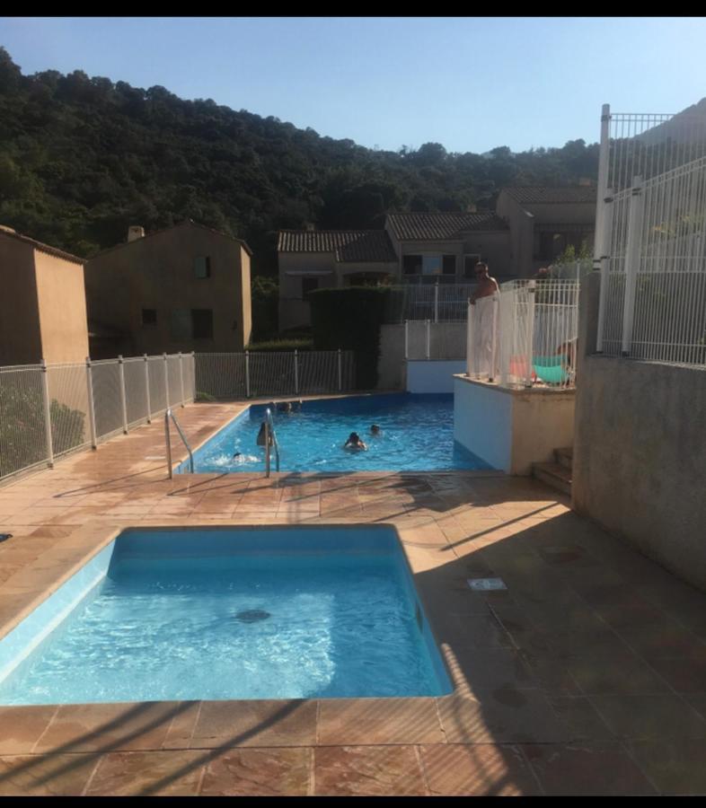 Cavalaire Vue Mer Au Loin Maisonnette Tout Equipee Pour 4 Personnes Avec Piscine Clim Wifi Velos Tv Barbecues Kültér fotó