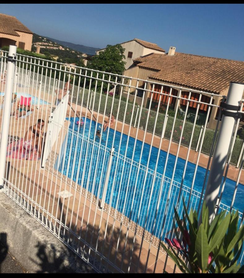 Cavalaire Vue Mer Au Loin Maisonnette Tout Equipee Pour 4 Personnes Avec Piscine Clim Wifi Velos Tv Barbecues Kültér fotó