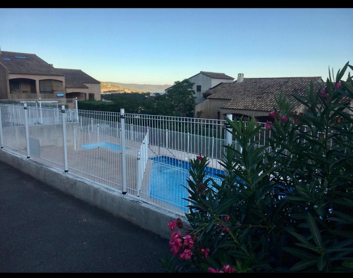 Cavalaire Vue Mer Au Loin Maisonnette Tout Equipee Pour 4 Personnes Avec Piscine Clim Wifi Velos Tv Barbecues Kültér fotó