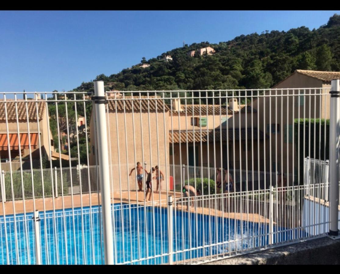 Cavalaire Vue Mer Au Loin Maisonnette Tout Equipee Pour 4 Personnes Avec Piscine Clim Wifi Velos Tv Barbecues Kültér fotó