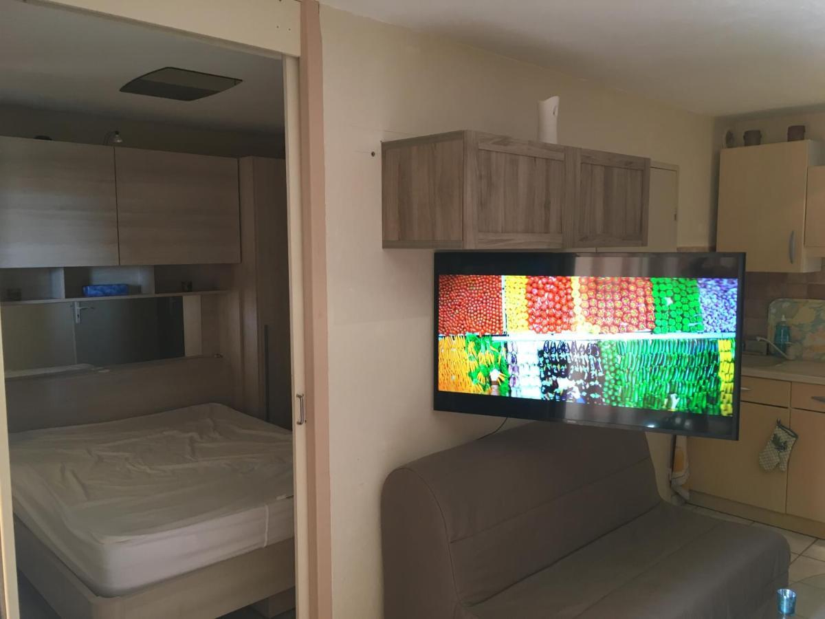 Cavalaire Vue Mer Au Loin Maisonnette Tout Equipee Pour 4 Personnes Avec Piscine Clim Wifi Velos Tv Barbecues Kültér fotó
