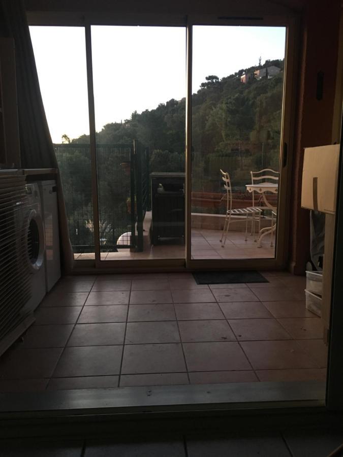 Cavalaire Vue Mer Au Loin Maisonnette Tout Equipee Pour 4 Personnes Avec Piscine Clim Wifi Velos Tv Barbecues Kültér fotó