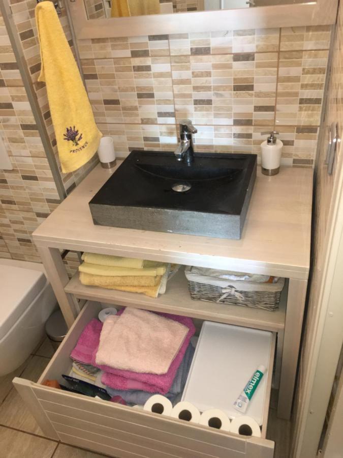 Cavalaire Vue Mer Au Loin Maisonnette Tout Equipee Pour 4 Personnes Avec Piscine Clim Wifi Velos Tv Barbecues Kültér fotó
