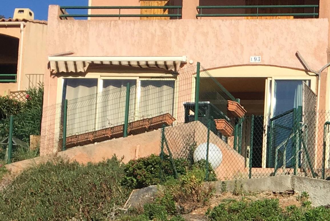 Cavalaire Vue Mer Au Loin Maisonnette Tout Equipee Pour 4 Personnes Avec Piscine Clim Wifi Velos Tv Barbecues Kültér fotó